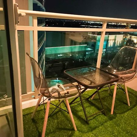 מנילה Beach Front Living In The Heart Of The City, Azure Residences מראה חיצוני תמונה